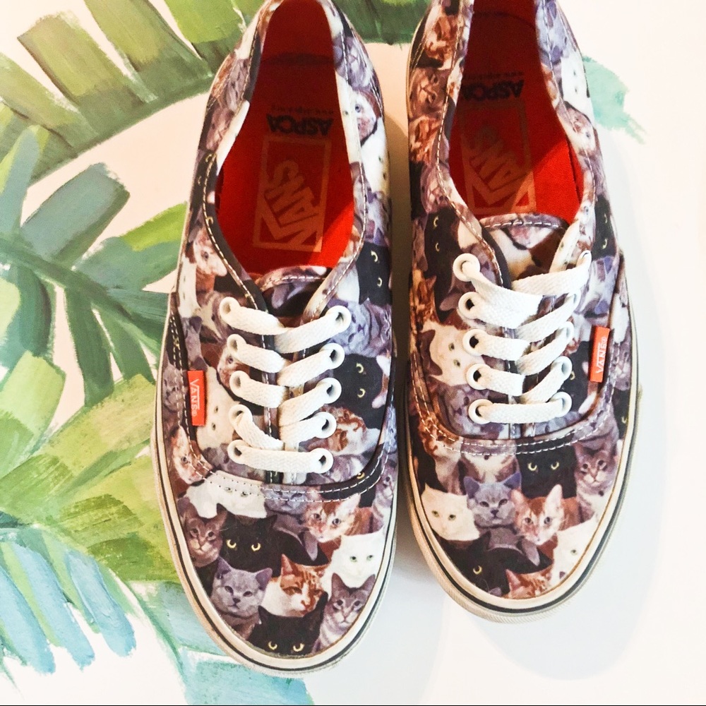 VANS ASPCA WOMENS LACE UP SNEAKS - SIZE 8